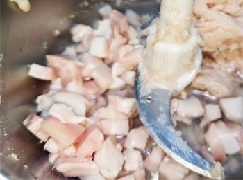 step2: 肥肉切小粒攪打成茸