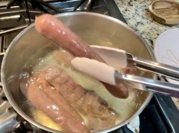 step1: 臘腸臘肉用滾水焯一會。