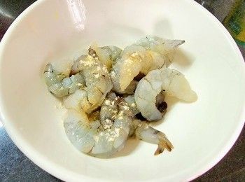 step8: 將虎蝦開邊切開 , 用少許胡椒粉 , 鹽 , 少許生粉醃一陣