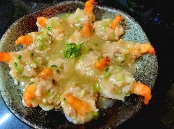 step13: 起油鑊爆香蒜頭, 乾蔥再放入赤米蝦轉細火爆香 , 加200ml水 , 少許糖 , 鹽 , 取出蒸好虎蝦 , 將肉汁倒入鑊 , 少許生粉水 , 蔥粒  , 麻油埋芡淋上面 , 完成 .