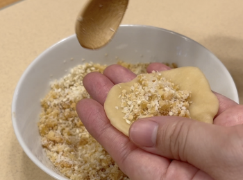 step3: 30分鐘後，麵團搓成長條形，分成13-14份，將小麵團搓圓，壓扁壓薄，製作成圓形皮，加餡料，包油角，詳細包法可參考youtube影片：https://youtu.be/oO1ffE9RQWw