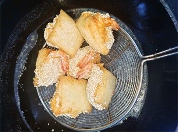 step15: 炸至金黃盛起，轉大火滾油炸一分鐘，逼水油份