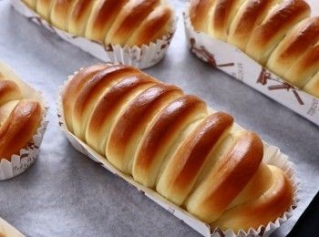 step2: 按壓麵團排氣，將麵團分成6等份，形成小圓形麵團。
鬆弛15分鐘

準備餡料- 將鮪魚罐頭中的水瀝乾，加入2湯匙蛋黃醬並攪拌均勻。

將麵團擀成長方形，加入一匙餡料。
使用刮刀切割條紋，從底部開始捲起來，形成毛線球麵包。