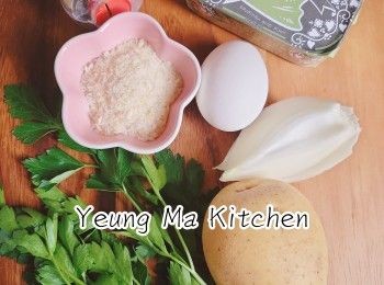 step1: 馬玲薯去皮切塊用蒸爐蒸或用水烚至軟身。洋蔥切碎。蕃茜只要葉並切碎。