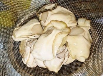 step1: 生蠔用生粉及鹽洗淨，隔水備用