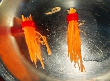 step1: 甘筍切幼絲，套在辣椒圈內