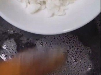 step3: 加入冷飯，用中火開蓋煮20分鐘。期間攪拌防黏，最後加鹽。