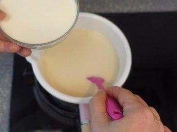 step5: 熱水內加入魚膠粉及材料 詳細步驟請觀看視頻