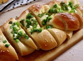 step2: 麵團成形後，轉移到工作台上。加入牛油後，揉麵團15鐘。
第一次發酵 38°C 40 分鐘

按壓麵團排氣，將麵團分成6等份，形成小圓形麵團，鬆弛15分鐘。
將麵團擀成橢圓形，從頂部捲起，形成一條長麵團。
把麵包編成辮子，將兩端壓平並藏起來。將麵團放在烤盤上，噴水以防止變乾
最後發酵 38°C 50 分鐘