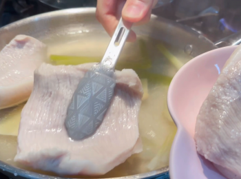 step4: 豬頸肉煮起後，取出放涼。