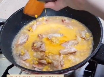 step5: 加蛋汁快手炒至半熟滑蛋即成