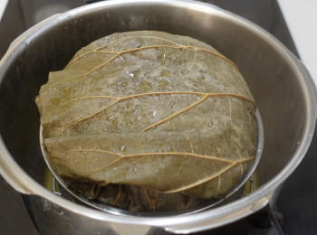 step5: 隔水蒸15分鐘，蒸好後放一隻碟在上面，反轉，拿起蒸盤，剪開荷葉