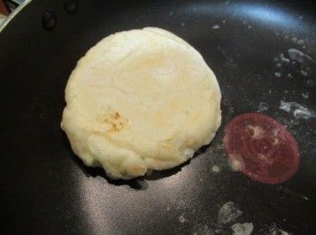 step5: 開小火底部稍微熟,加10cc水燜收乾.開蓋翻面烙至上色即可.