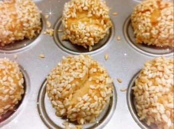 step9: 預熱5分鐘（180°），放中層，焗約20-30分鐘左右（期間可每5分鐘薄薄塗上一層油，使笑口棗更鬆脆） 2. 再焗2-3分鐘（230°）至表面金黃（調高溫度令笑口棗上色），放涼，即可