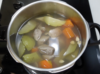 step4: 除了豬肉和淮山外，將其他材料放入壓力鍋，加水，大火加壓至第2條壓力線，轉小火煮5分鐘，解壓後加豬肉，大火加壓至第2條壓力線，轉小火煮15分鐘，關火解壓；用一般鍋具的話，大火煮滾，轉小火煮半小時，加豬肉，小火煮1小時，加淮山，小火煮15分鐘