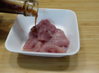step1: 將豬肉洗乾淨，切片，加少許豉油、糖、鹽和水，還有粟粉和油，攪勻醃10分鐘