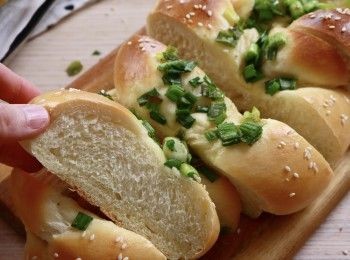 step3: 準備配料： 加入所有材料，攪拌均勻。
掃一層牛奶。同時，將烤箱預熱至200℃
將蔥花鋪在麵團上，撒上白芝麻。
200℃ 15-17 分鐘，最後幾分鐘蓋上錫紙