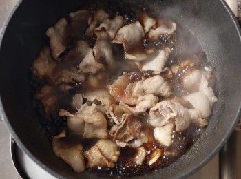 step2: 接著加入所有調味料翻炒。