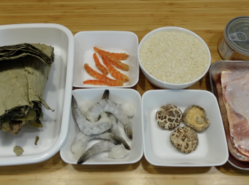 step1: 冬菇浸軟，切粒，加糖、豉油和麻油醃一醃，蝦乾浸10分鐘，瀝水備用；急凍蝦浸水退冰，剝掉蝦尾，洗乾淨，廚房紙抹乾，用鹽醃一醃；<a href="https://bit.ly/2ZxapeY" target="_blank" data-keyword="雞扒" class="guide-link"><strong>雞扒</strong></a> <span style="display:inline-block;vertical-align:middle;margin-top:-3px;color:initial;border-radius:3px;padding:2px 3px;font-size:12px;line-height:14px;background:#87d300;color:#fff;">即買</span> 洗乾淨，用廚房紙抹乾，剪或者切粒，加糖、豉油和麻油醃一醃