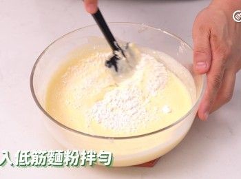 step6: 加入低筋麵粉拌勻