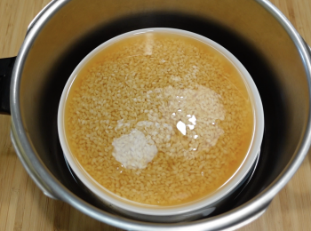 step2: 分開鮑魚汁同鮑魚，鮑魚汁加水直至滿一碗，洗米，瀝乾水，加鮑魚汁，用壓力煲蒸飯