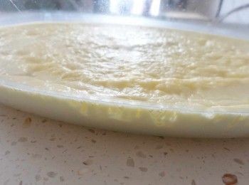 step2: 將忌廉(動物性鮮奶油)放入器皿內，放入焗爐80°C，12至13小時即成