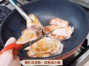step2: 不用放油，<a href="https://bit.ly/2ZxapeY" target="_blank" data-keyword="雞扒" class="guide-link"><strong>雞扒</strong></a> <span style="display:inline-block;vertical-align:middle;margin-top:-3px;color:initial;border-radius:3px;padding:2px 3px;font-size:12px;line-height:14px;background:#87d300;color:#fff;">即買</span> 的皮向鑊面煎，會釋出雞油。煎香<a href="https://bit.ly/2ZxapeY" target="_blank" data-keyword="雞扒" class="guide-link"><strong>雞扒</strong></a> <span style="display:inline-block;vertical-align:middle;margin-top:-3px;color:initial;border-radius:3px;padding:2px 3px;font-size:12px;line-height:14px;background:#87d300;color:#fff;">即買</span> 反轉，剪成小塊煎至五成熟。