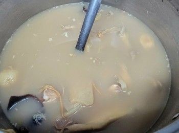 step14: 將元貝 , 蟲草花 , 百合 , 淮山 , 栗子 , 陳皮 , 無花果沖洗浸軟 .
鷓鴣清洗後連同瘦肉 , 腩肉用薑片黃酒凍水放入出取 , 滾起計 8-10 分鐘後取出沖洗 . 
用約 2.5-3 公升水放入材料 , 大火滾起轉中細火滾 1 小時 , 將腩肉取出 , 再滾多 45 分鐘 , 熄火焗 30 分鐘 , 飲用前大火滾起 , 少許鹽調味 , 完成 .