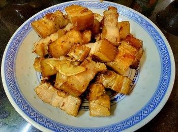 step9: 起油鑊爆香蒜頭,乾蔥,薑片放入腩肉,贊少許黃酒煎出香味及金黃色,加入水至蓋過面, 再放入糖 , 白醋 , 雞粉 , 蜜桃醬煮滾