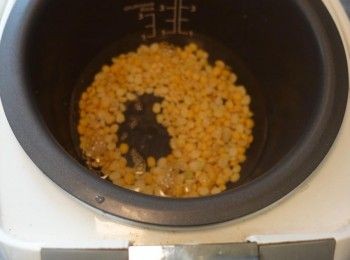 step2: 放入電飯煲內水蓋過馬豆半寸