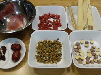 step1: 將北芪剪短，洗乾淨北芪、黨參和紅蓮子，用水浸泡30分鐘，瀝乾水，黨參刷洗乾淨，剪小段更易出味；陳皮洗乾淨，浸泡至軟後刮囊，保留浸陳皮的水；紅棗洗乾淨，去核剪小塊；胎菊洗乾淨，浸5分鐘 ，瀝水備用，杞子洗乾淨備用；豬肉洗乾淨後，切片