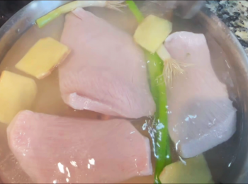 step2: 水滾後，加入已洗淨的豬頸肉，再滾起後，以小火煮15至20分鐘，視乎豬頸肉的大小厚度。