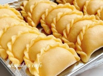 step4: 放上約1茶匙餡料，對摺封口，壓實邊位，扭摺邊即可