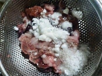 step4: 魚肝加入<span class="group_3">洗料</span>，清洗乾淨