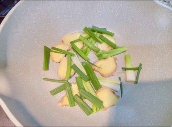 step3: 熱鑊下油，放薑蔥。