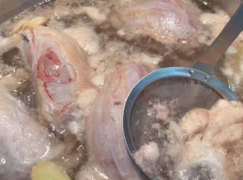 step1: 先將牛展出水，撇走浮沬。