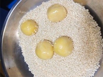 step6: 沾上白芝麻