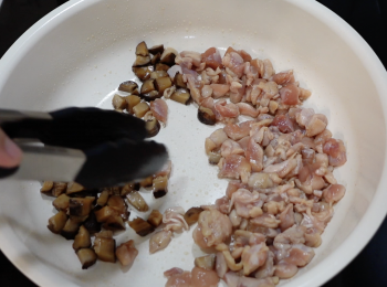 step3: 加油炒配料，加入蒸好的鮑汁飯，炒勻