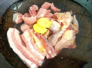 step12: 用薑片,黃酒凍水放入出水