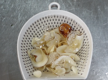 step2: 將海底椰、南北杏、乾百合和椰棗洗乾淨，用水浸泡，椰棗浸10分鐘即可，去核切小塊，其他材料浸泡30分鐘，瀝水備用