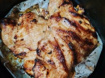 step3: 用鐵籤（鎖燒鵝尾的半眼針）打三角拮起鎖實撐開猪頸肉這樣放入氣炸鍋燒時不會卷起可保持平服扳形的狀態