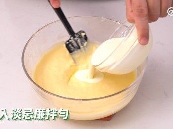 step5: 加入125克淡忌廉拌勻