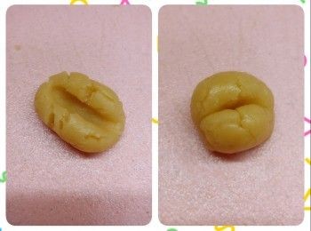 step3: 將粉團分成一份份（10 g），先用掌心按壓及壓實粉團（焗時不易散開），然後搓成小圓球（為確保笑口棗「開口笑」，可將小圓球稍稍壓扁再略為摺疊，然後輕輕搓圓，營造裂口的效果）