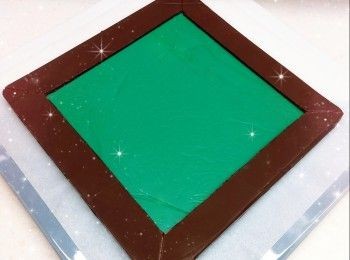 step15: 最後，將麻雀板放在脆皮慕絲蛋糕上，再按個人喜好放上模型立體麻雀和骰子作裝飾