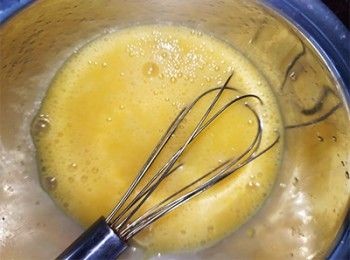 step2: 雞蛋加少許鹽打拂成蛋液