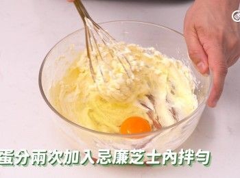 step4: 雞蛋分兩次加入忌廉芝士內拌勻