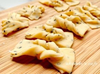 step2: 造型
長形蛋散-切成長方形麵條約2x4cm，對摺，切3刀，打開，其中一邊向中間切口穿過去再拉出