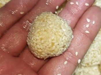 step7: 用手搓滾貼芝麻在麵糰上