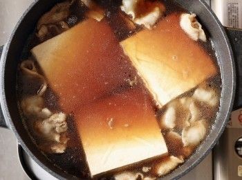 step3: 加入開水煮開後，轉小火燉煮約1.5~2小時。