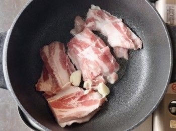 step1: 首先將豬五花與蒜頭下鍋炒香。